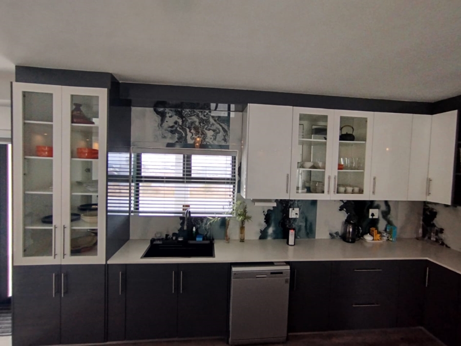 4 Bedroom Property for Sale in Hoogland Western Cape
